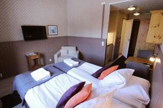 Отель Hotel Hullu Poro Леви Стандартный двухместный номер с 2 отдельными кроватями и сауной-1
