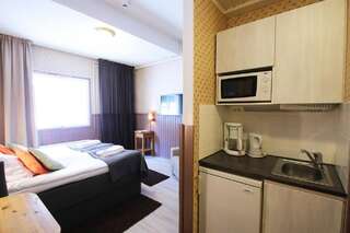 Отель Hotel Hullu Poro Леви Стандартный двухместный номер с 2 отдельными кроватями и сауной-2