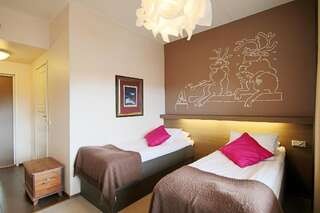 Отель Hotel Hullu Poro Леви Стандартный двухместный номер с 2 отдельными кроватями и ванной-15
